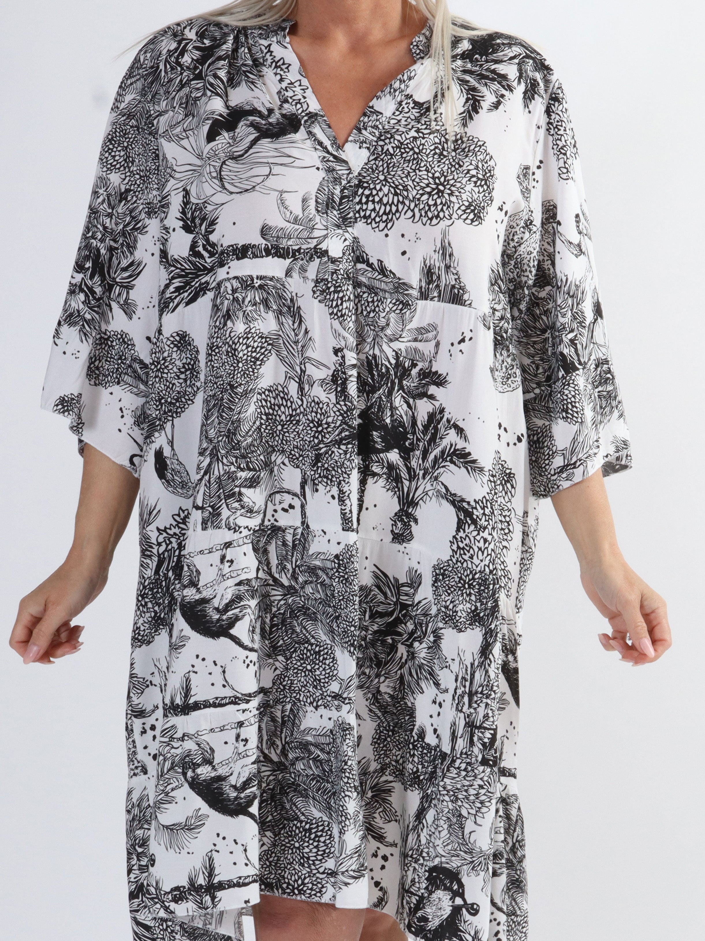 Abbie - Söt klänning i plus size med djungelmotiv